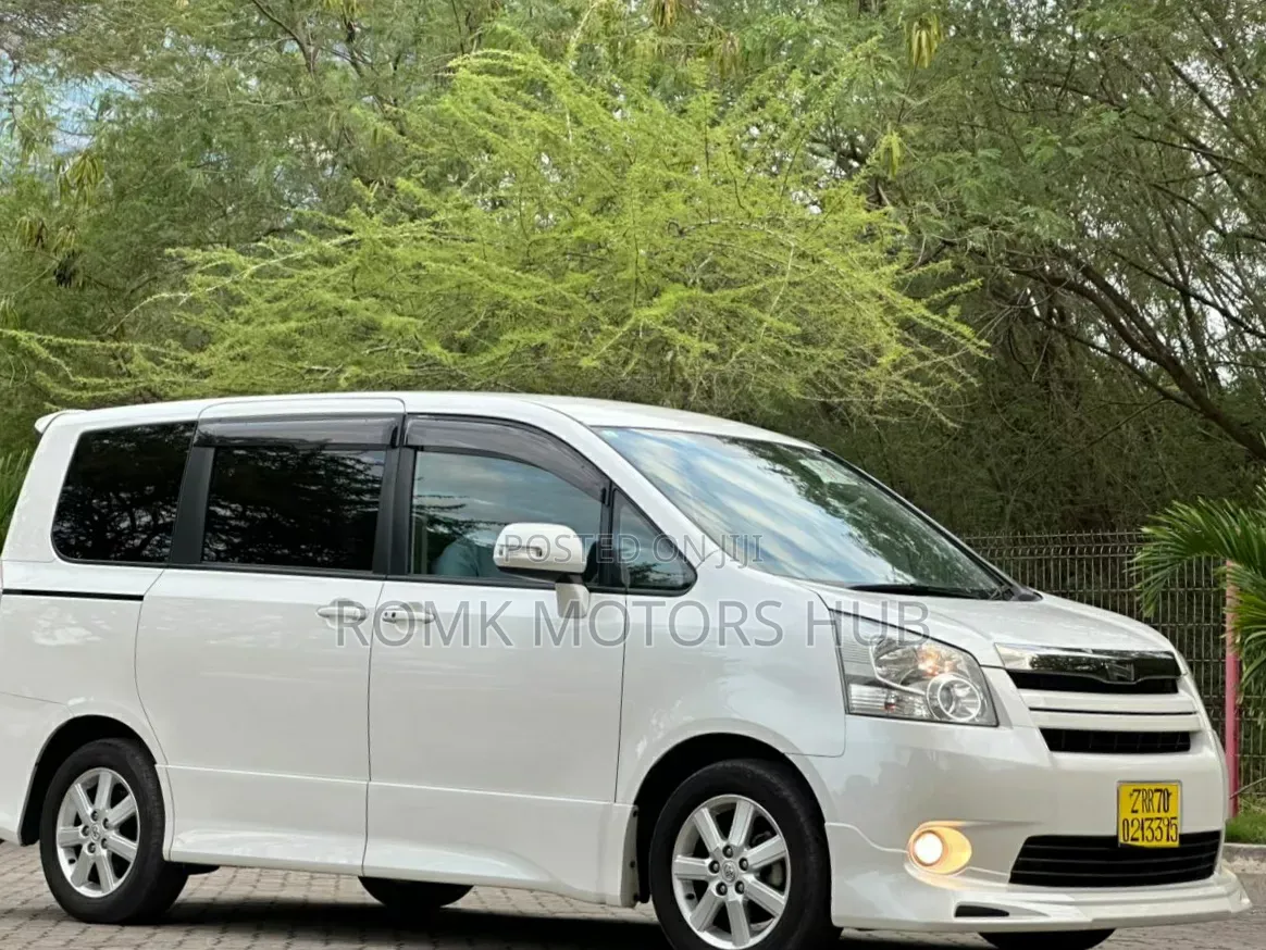 Toyota Noah 2009 White