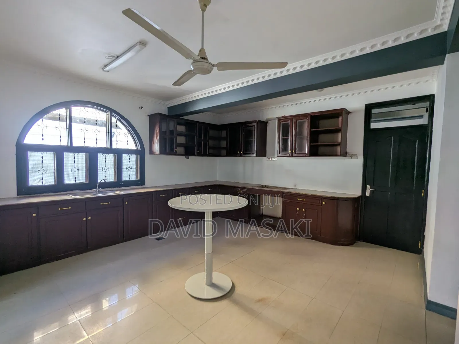 14bdrm House in Office Building, Masaki for rent