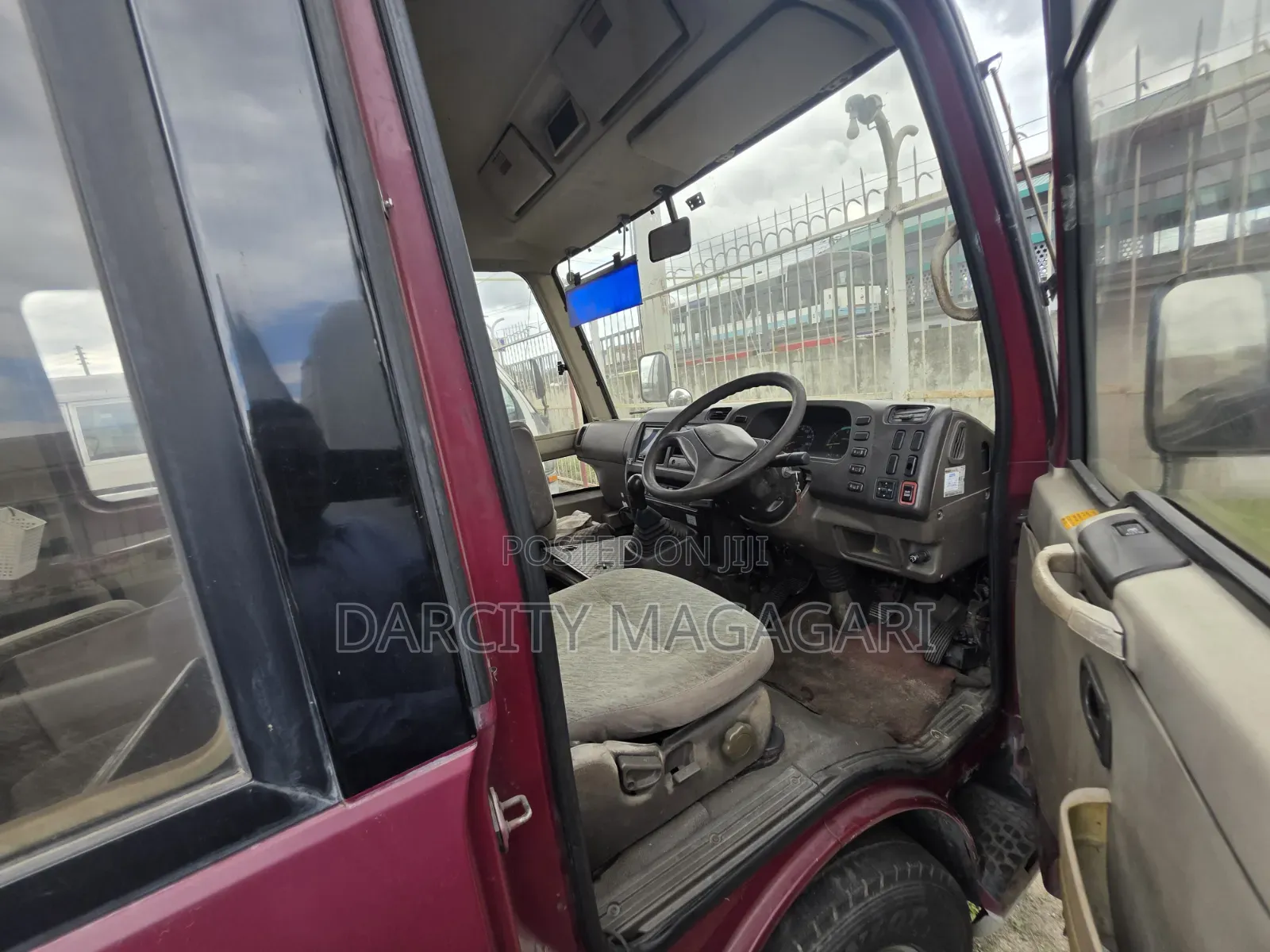 Mitsubishi Fuso Rosa 1998 Red