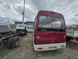 Mitsubishi Fuso Rosa 1998 Red