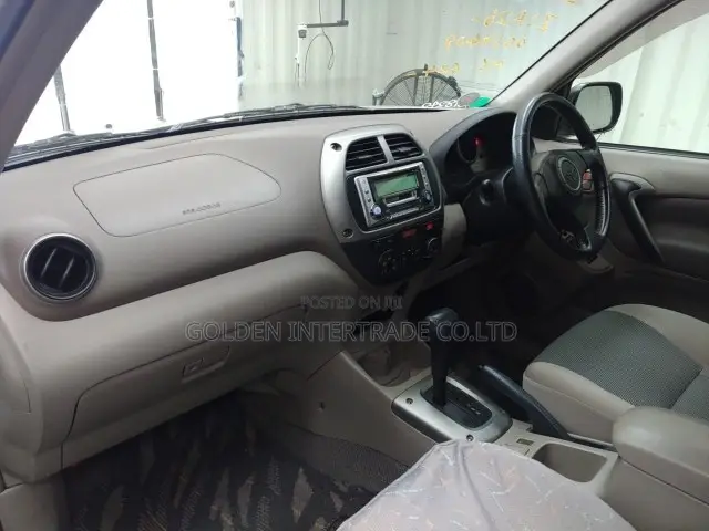 Toyota RAV4 Base FWD 2001 Gold
