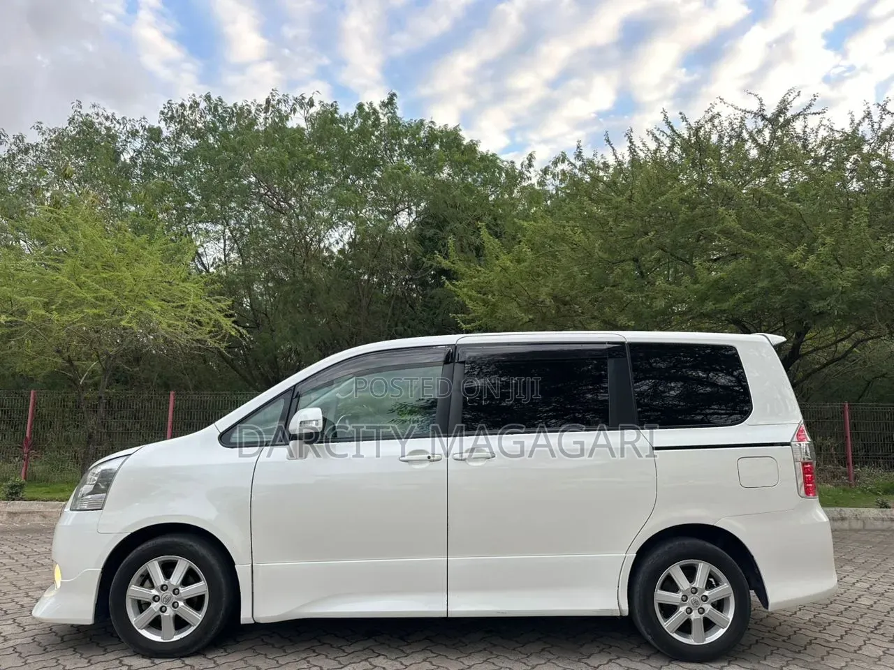 Toyota Noah 2009 Silver