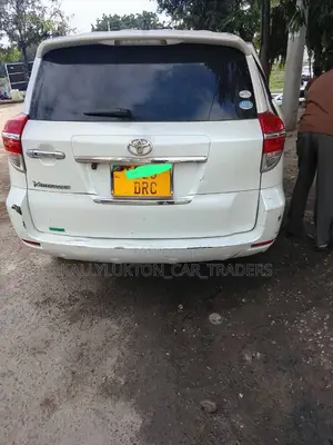 Toyota Vanguard 2010 White
