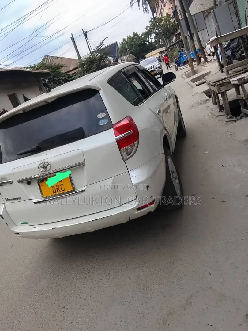 Toyota Vanguard 2010 White