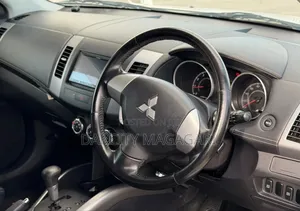 Mitsubishi Outlander 2011 White