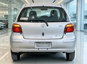Toyota Vitz 2002 Silver