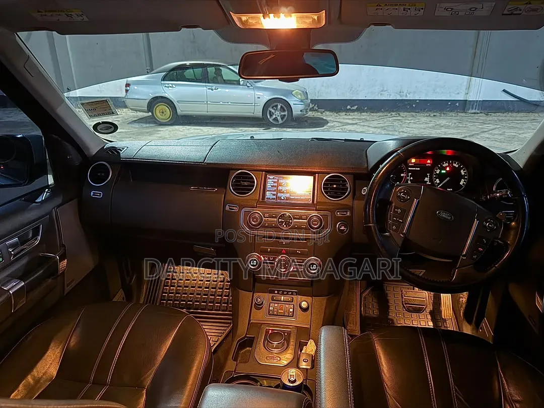 Land Rover Discovery 2015 White