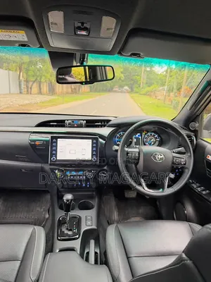 Toyota Hilux 2023 White