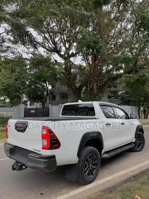 Toyota Hilux 2023 White