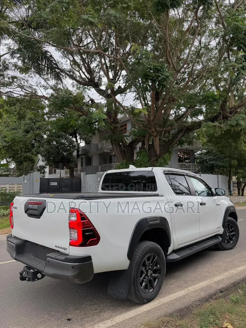 Toyota Hilux 2023 White