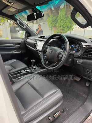 Toyota Hilux 2023 White