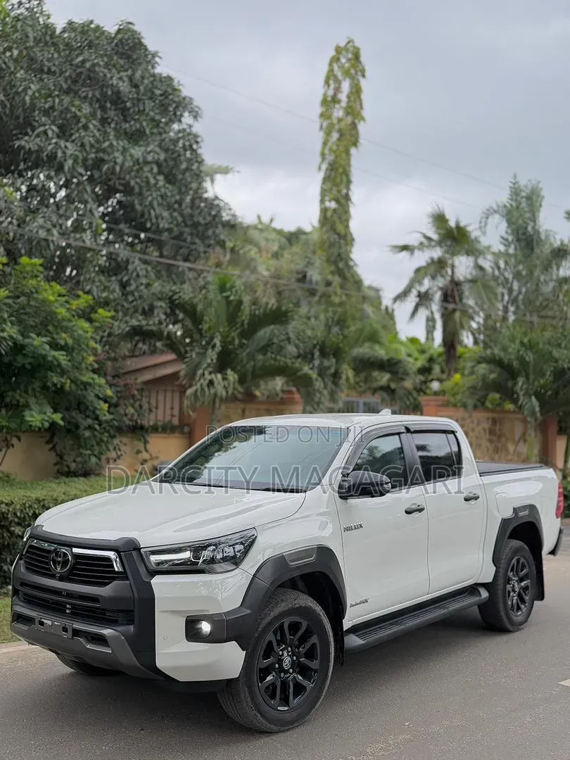 Toyota Hilux 2023 White