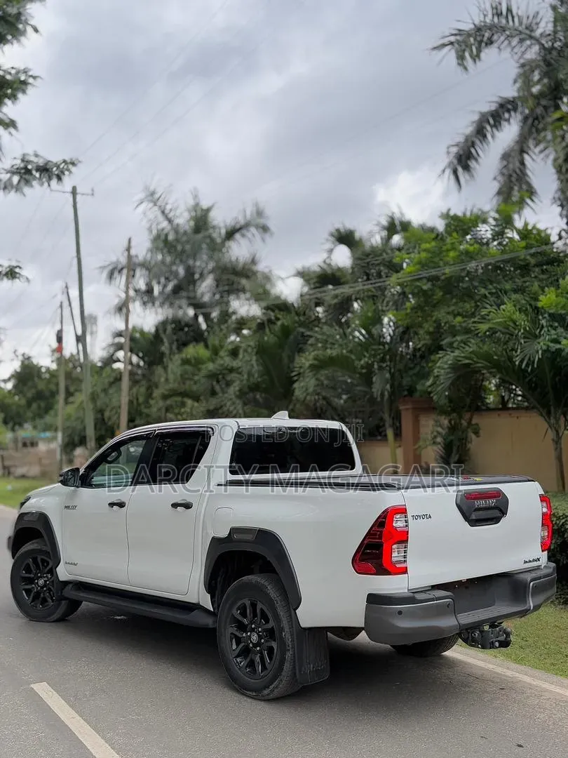 Toyota Hilux 2023 White
