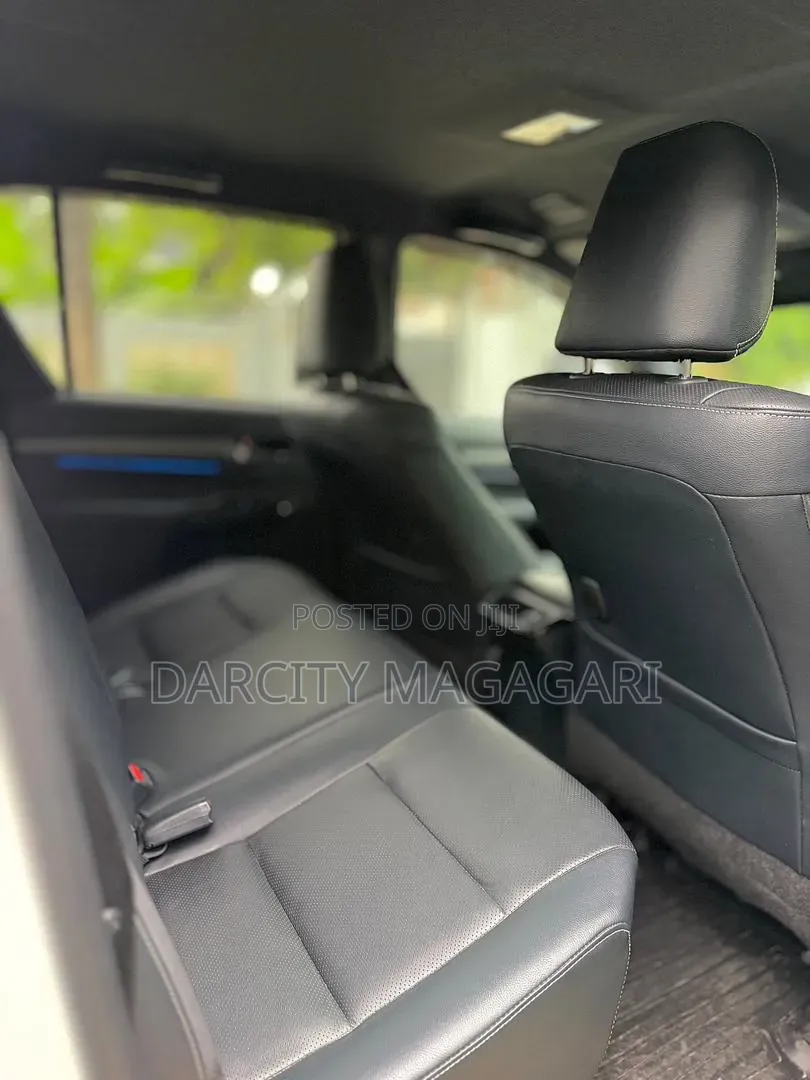 Toyota Hilux 2023 White