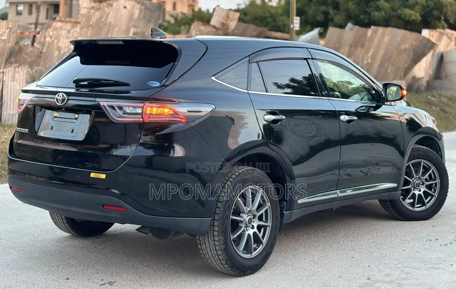 Toyota Harrier 2.0 2016 Black