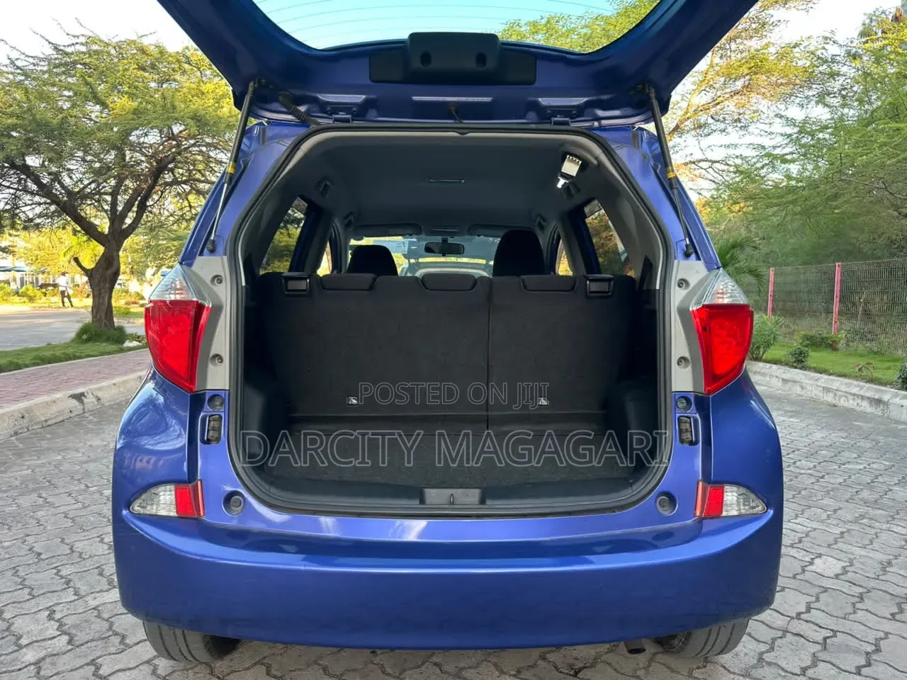 Toyota Ractis 2010 Blue