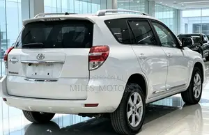 Toyota Vanguard 2012 White