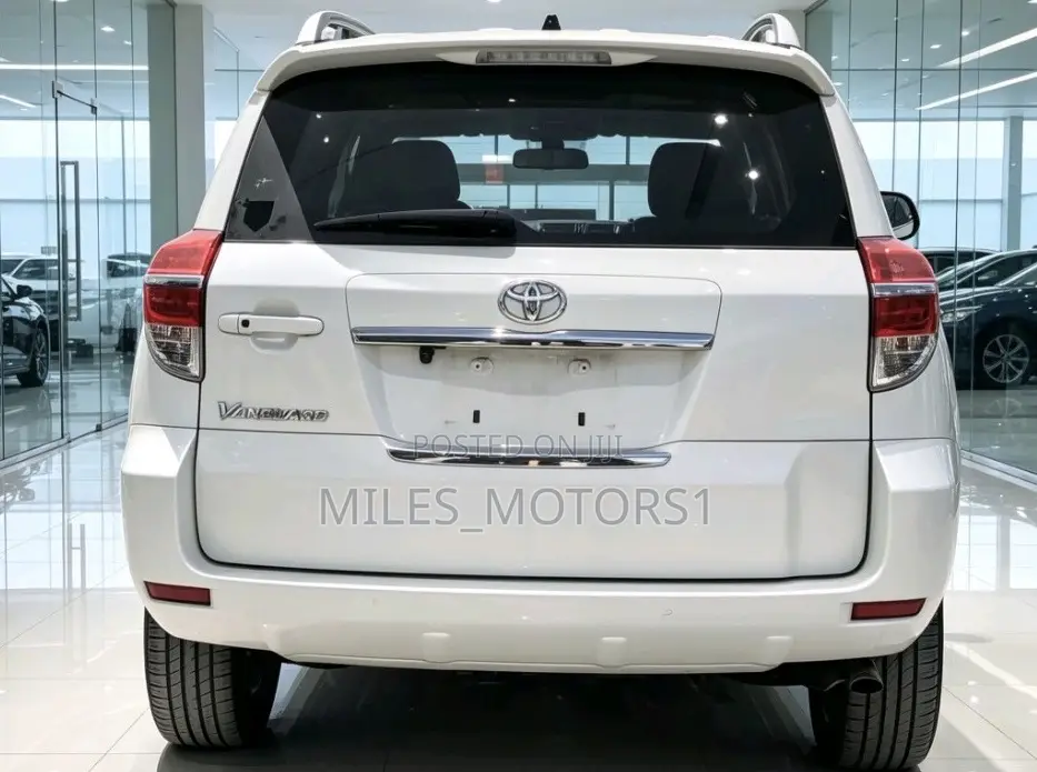 Toyota Vanguard 2012 White