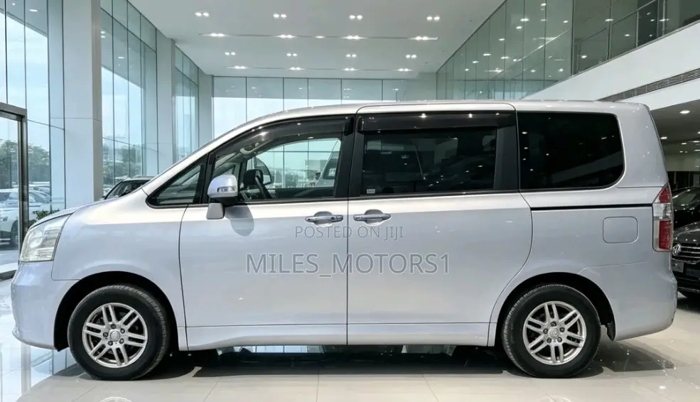 Toyota Noah 2009 Silver