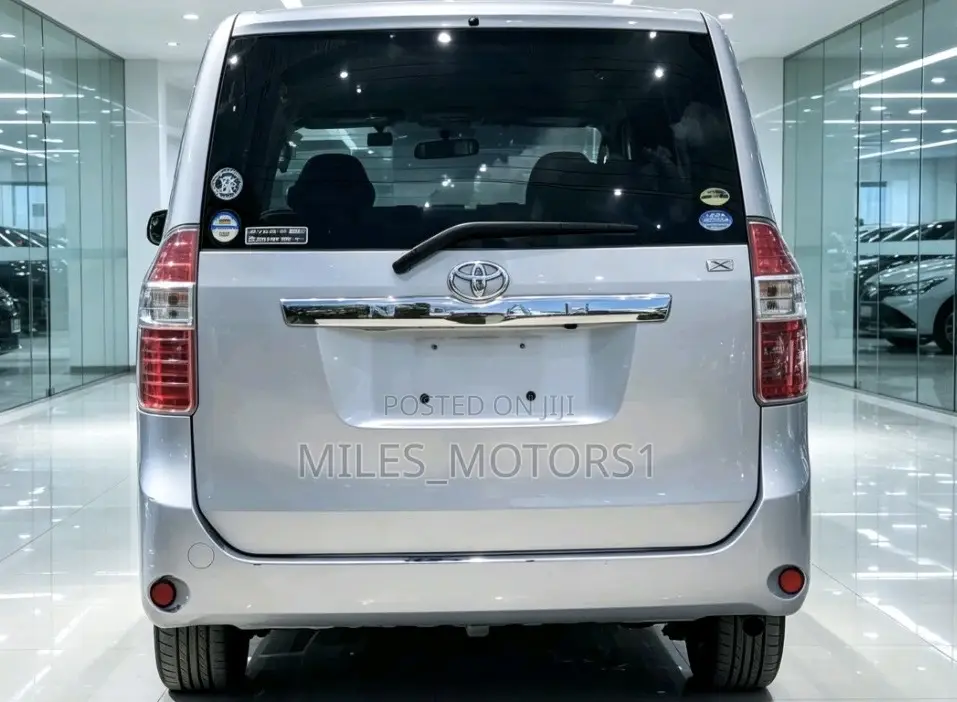 Toyota Noah 2009 Silver