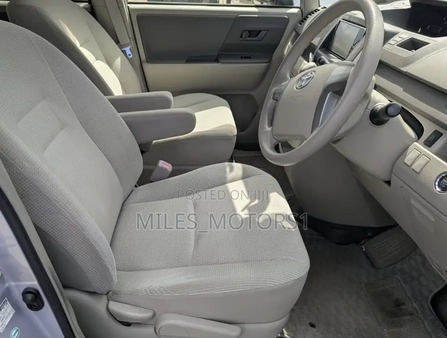 Toyota Noah 2009 Silver