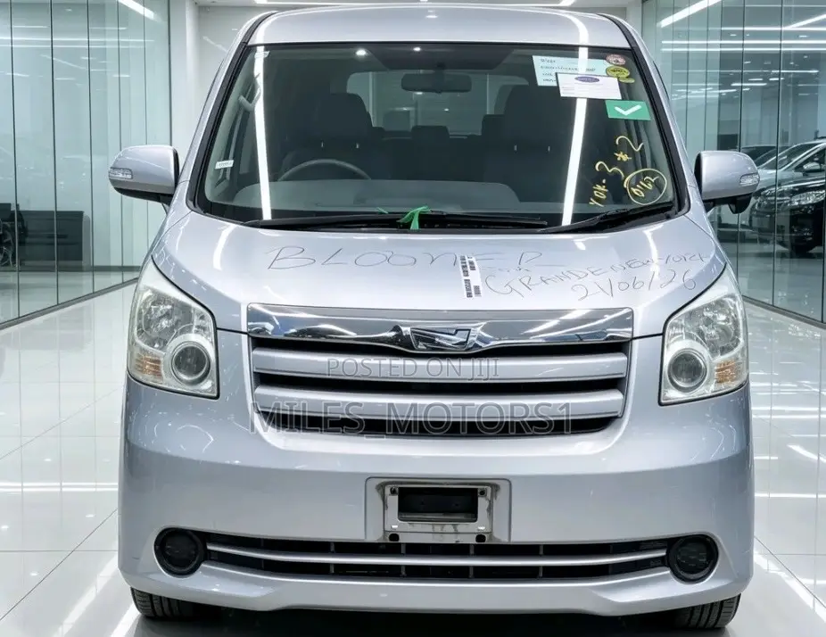 Toyota Noah 2009 Silver
