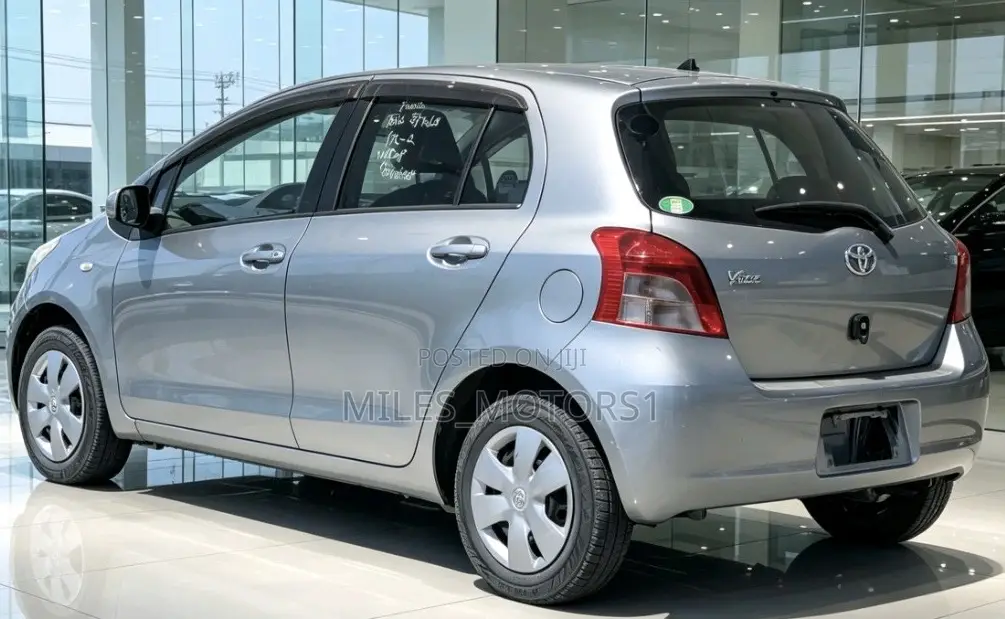 Toyota Vitz 2007 Silver