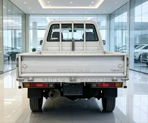 Toyota HiAce 2004 White