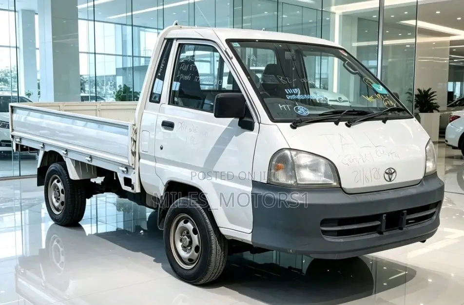 Toyota HiAce 2004 White