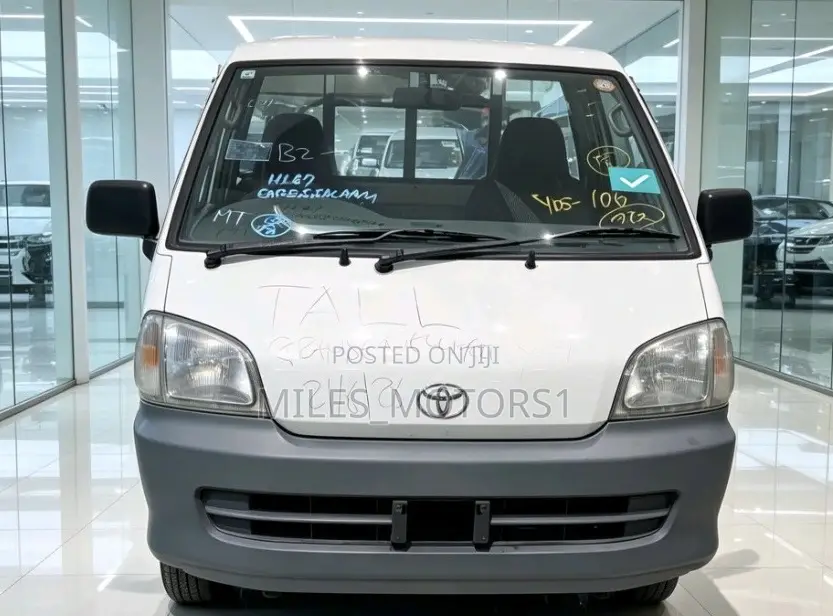 Toyota HiAce 2004 White