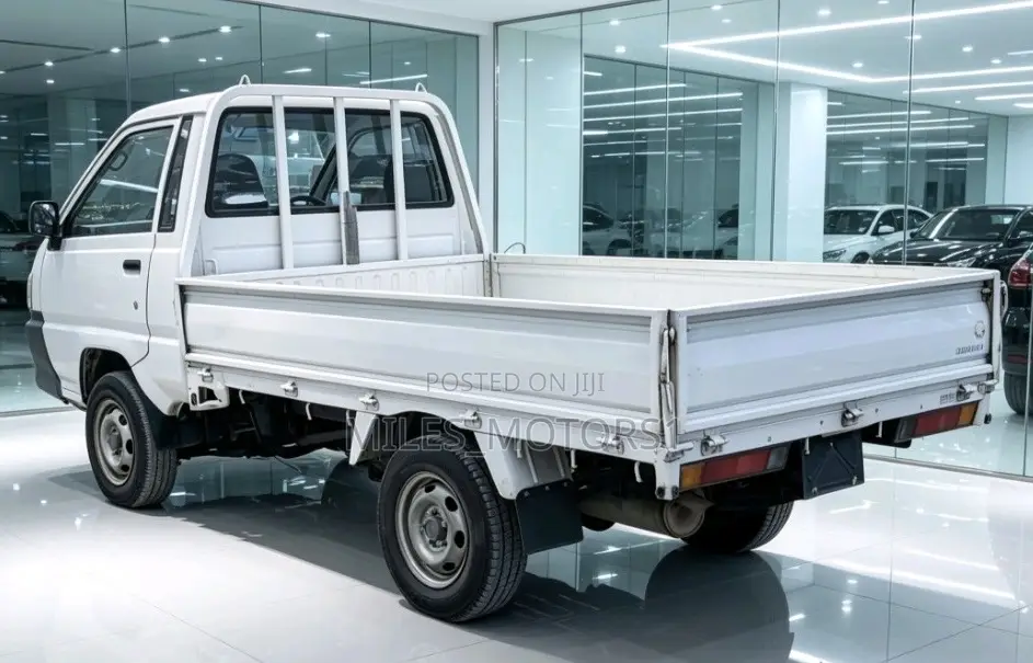 Toyota HiAce 2004 White