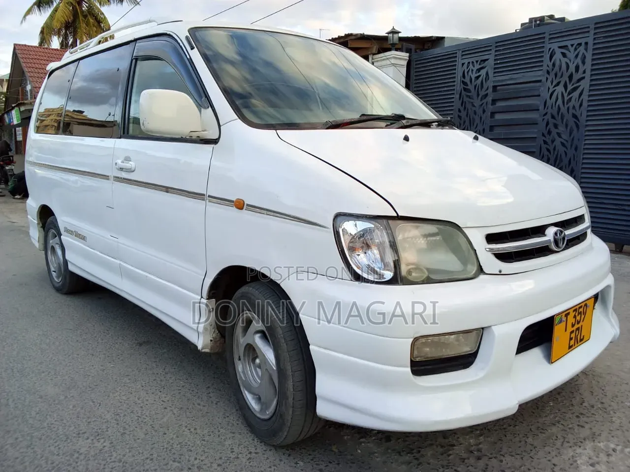 Toyota Noah 2003 White