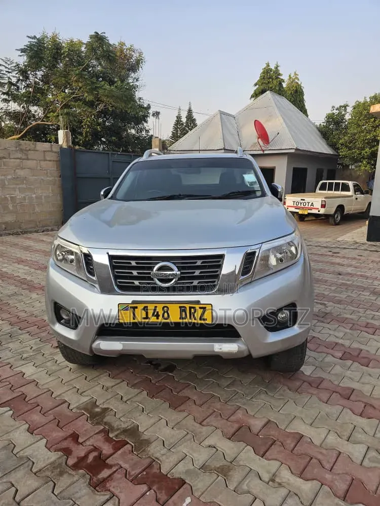 Nissan Navara 2018 Silver
