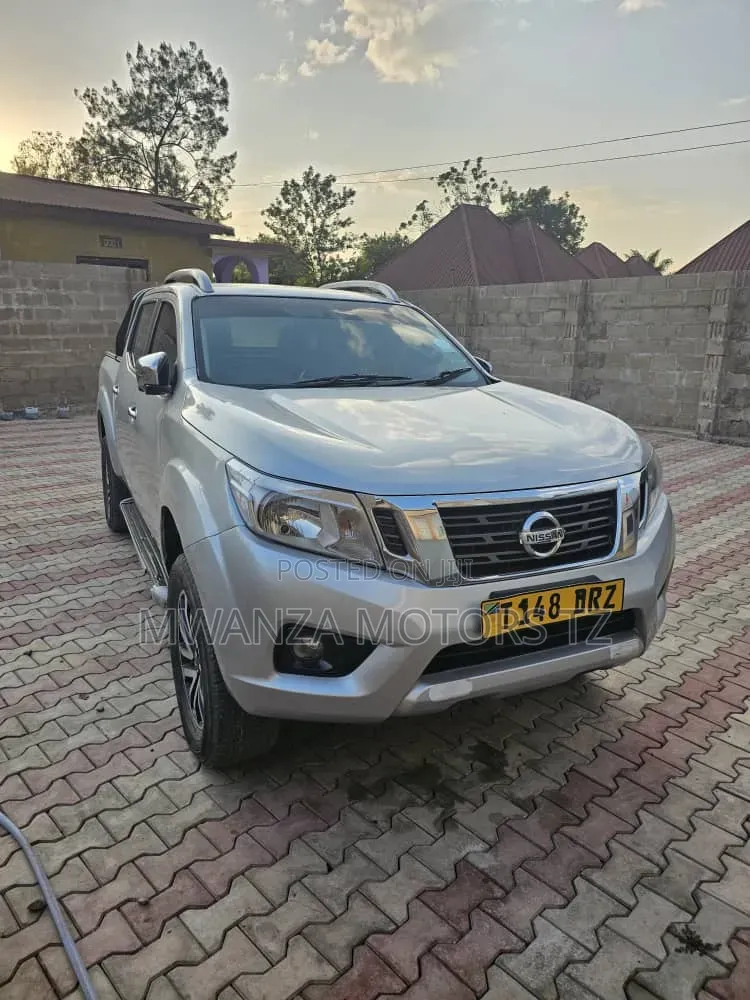 Nissan Navara 2018 Silver