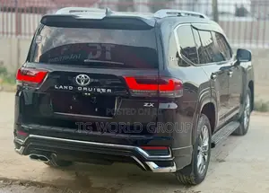 Toyota Land Cruiser LC300 2023 Black