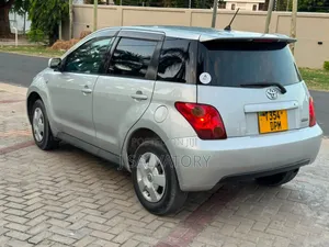 Toyota IST 2003 Silver