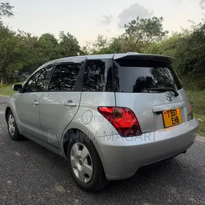 Toyota IST 2004 Silver