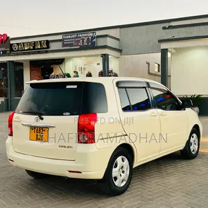 Toyota Raum 2010 Off white
