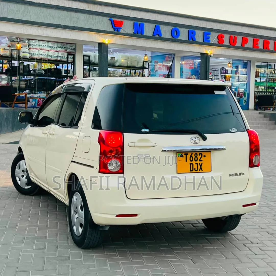 Toyota Raum 2010 Off white