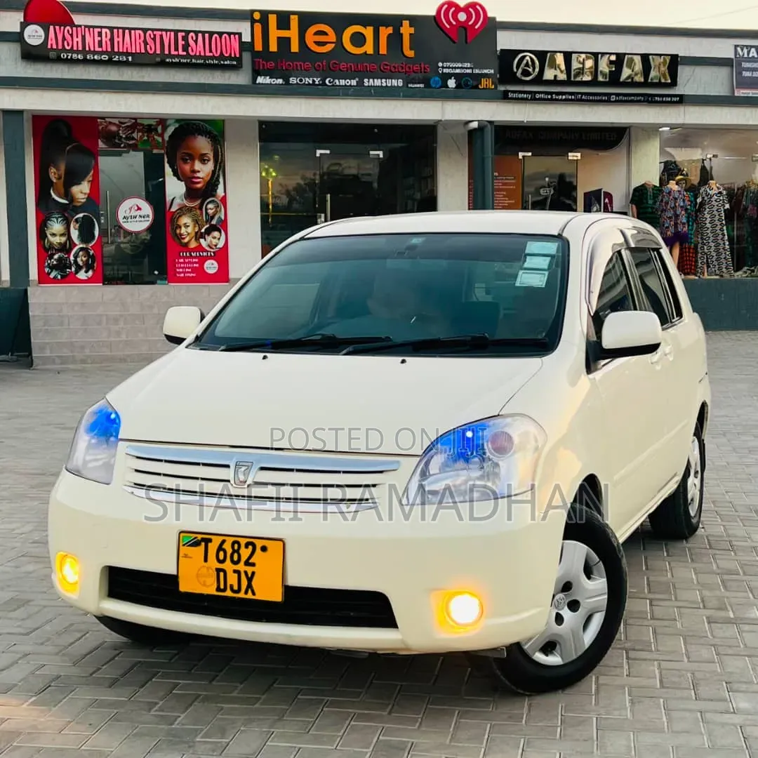 Toyota Raum 2010 Off white