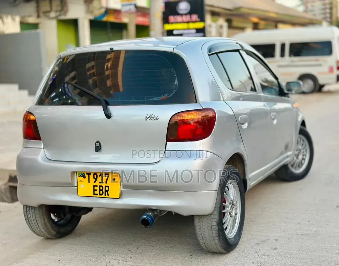 Toyota Vitz 2004 Silver