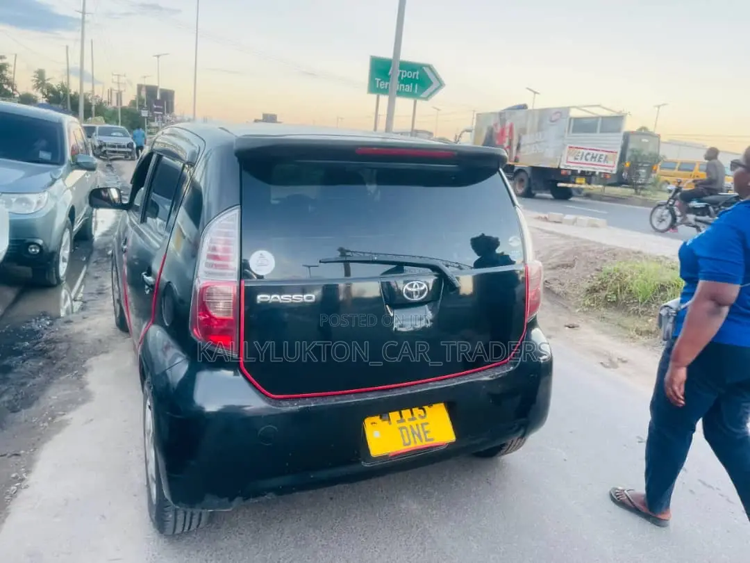 Toyota Passo 2004 Black