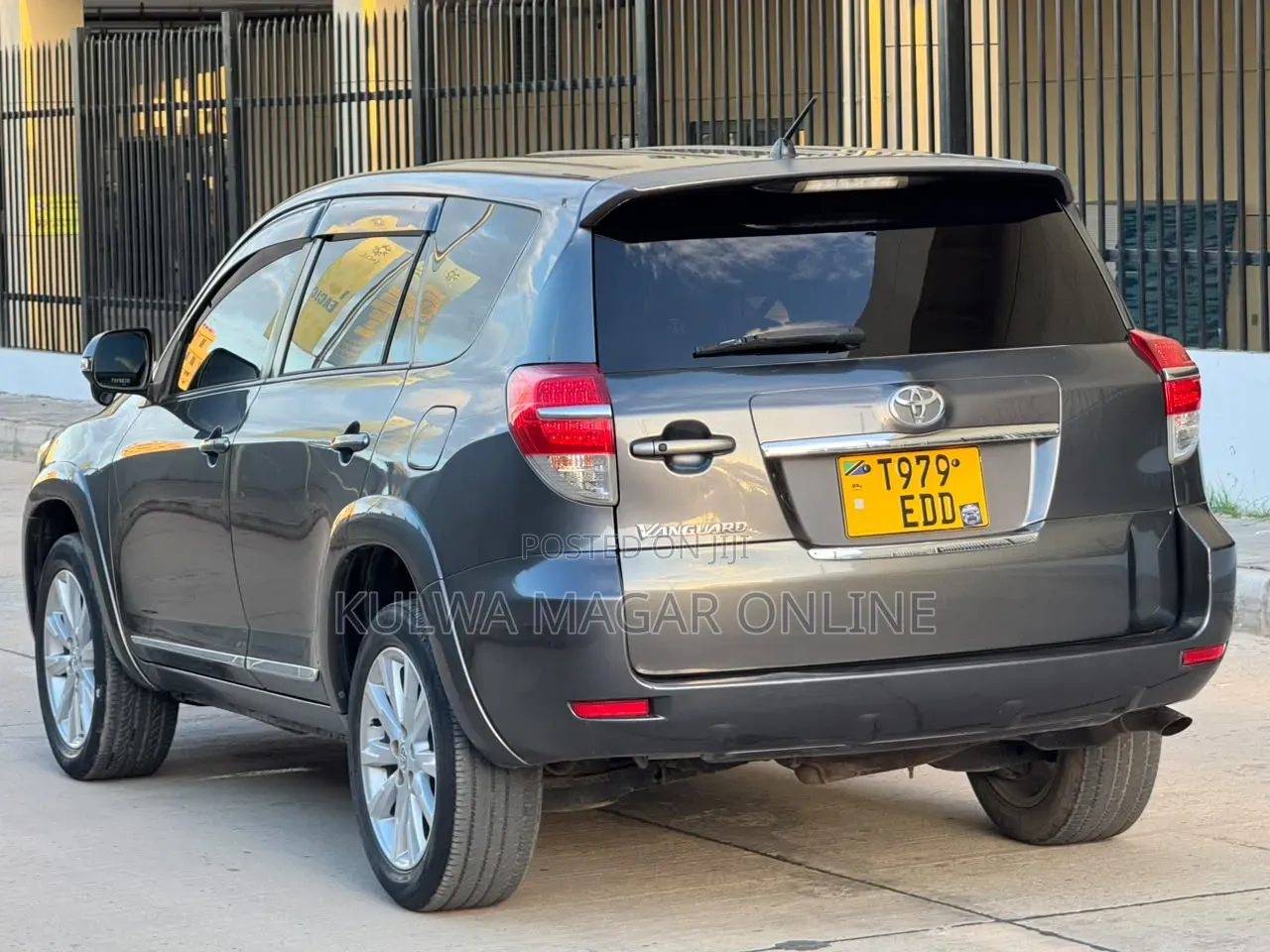 Toyota Vanguard 2010 White