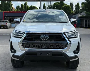 Toyota Hilux 2024 White