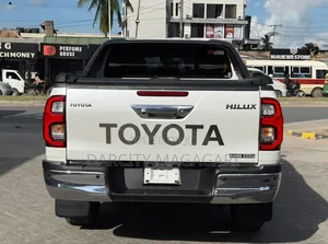 Toyota Hilux 2024 White