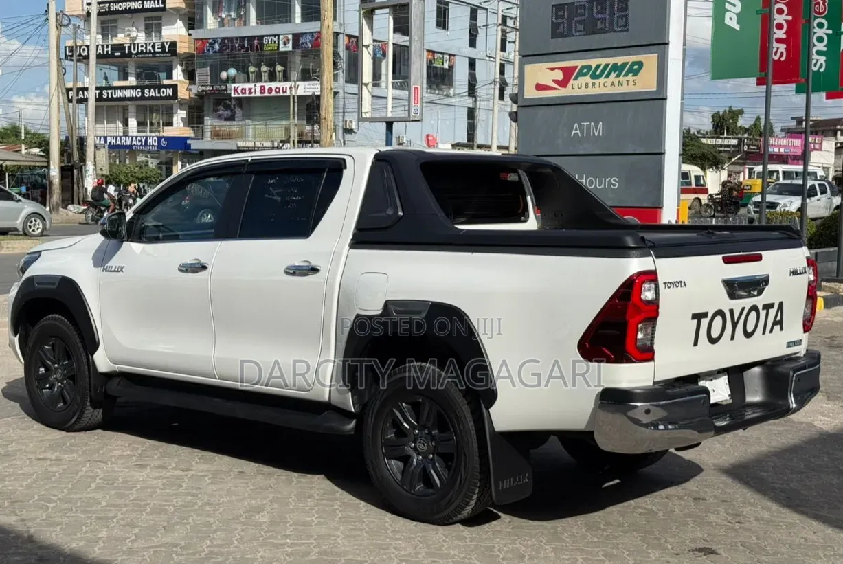 Toyota Hilux 2024 White