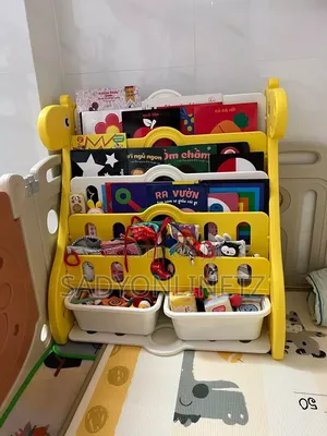 Giraffe Bookshelf for Kids