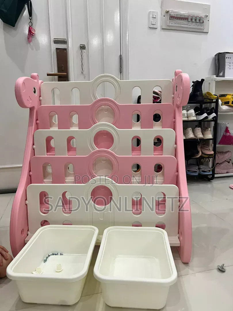 Giraffe Bookshelf for Kids