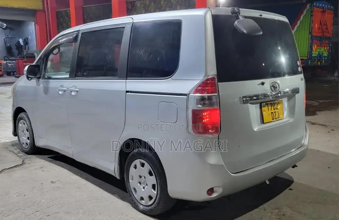 Toyota Noah 2007 Silver