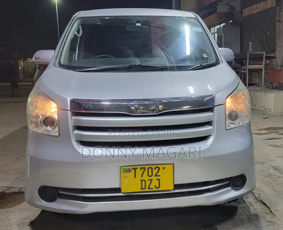 Toyota Noah 2007 Silver